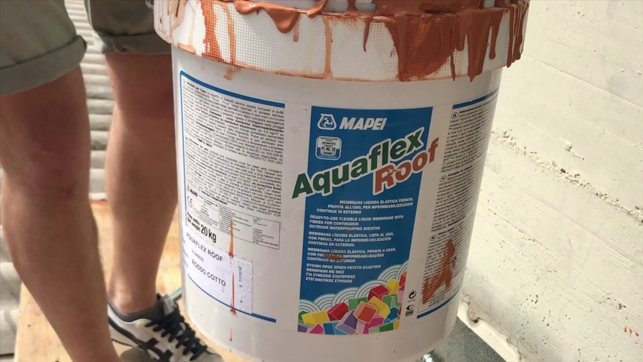 Applying membrane Mapei Aquaflex Roof with Airless sprayer TECNOVER mod. TR15000T