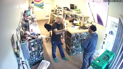 Ce client ne voulait pas payer sa facture... Il aurait du! Ca fini mal pour lui