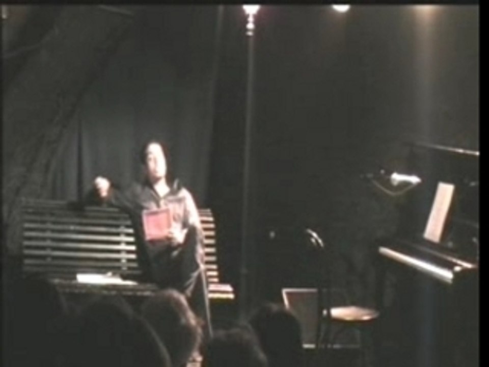 Jann Halexander sur un banc...