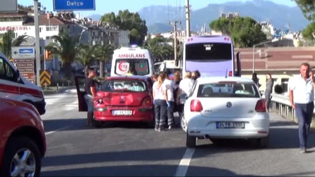 Freni Patlayan Midibüs Işıkta Bekleyen Araçlara Çarptı: 16 Yaralı