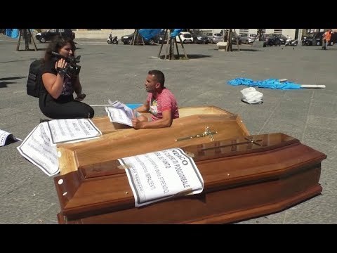 Napoli - Bare davanti Comune, protesta dei seppellitori (30.06.17)