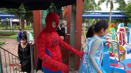 Elsa và Anna cùng người nhện vui chơi nhà bóng - nhà phao hơi - xúc cát tại khu trò chơi l