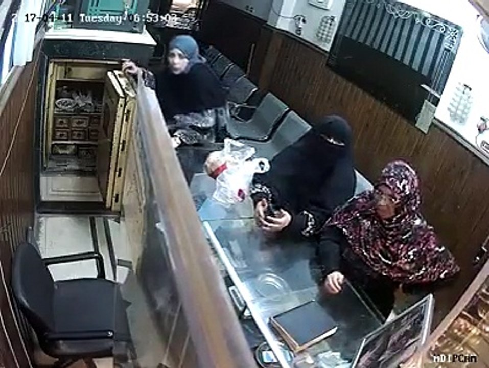 محجبة تسرق قطعة ذهب من محل مجوهرات و الكاميرا تصورها