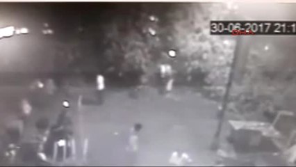 Kadıköy'de Ağacın Kafenin Üzerine Devrilme Anı Kamerada