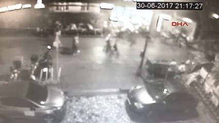 Kadıköy'de Ağacın Kafenin Üzerine Devrilme Anı Kamerada