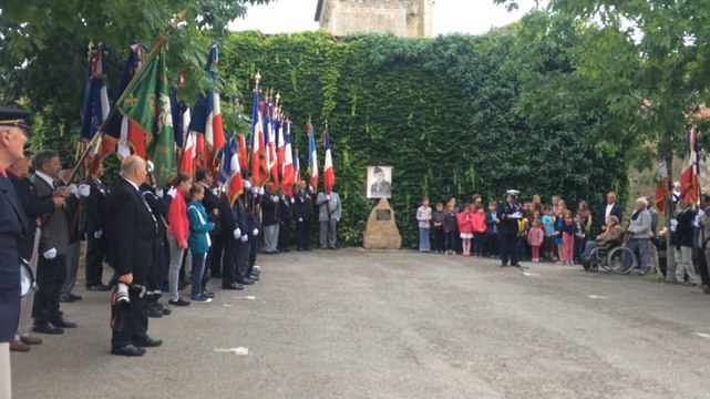 Remise du drapeau de devoir de mémoire aux écoliers