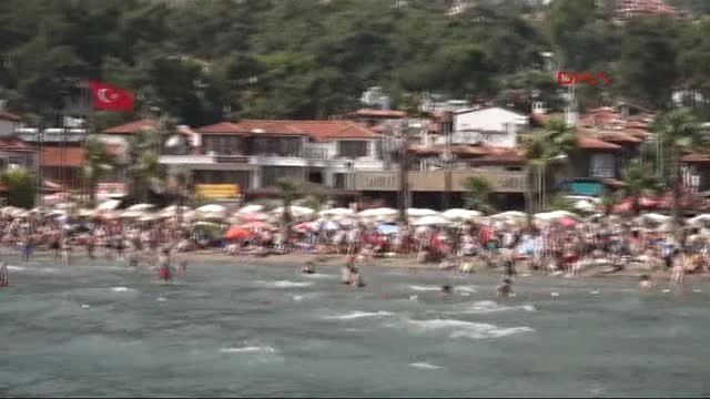 Muğla Sıcaktan Bunalan Muğlalılar Denize Koştu
