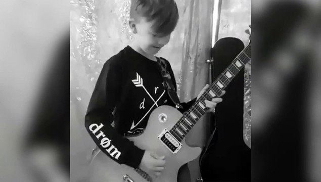 Ce gamin déchire tout à la guitare... Génie!