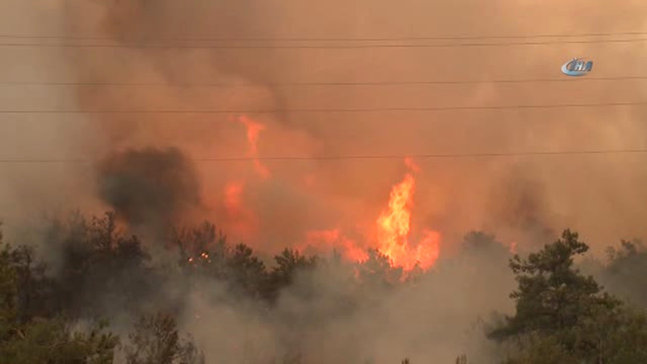 İzmir'de Yangın Nedeniyle 5 İlçede Sular Kesildi, Elektrik de Verilemiyor