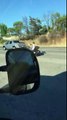 Un motard chute à cause d'un violent guidonnage