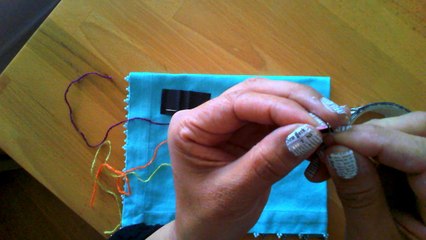 Enhebrar o ensartar  una aguja