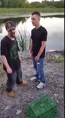 2 soulards se battent à côté d'un lac... ET Y TOMBENT !