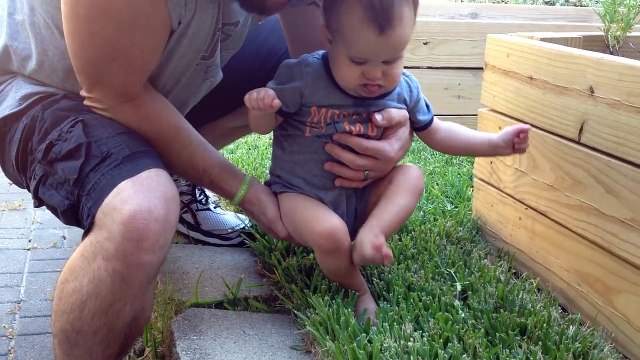 Ce bébé aveugle et sourd touche l'herbe pour la première fois !