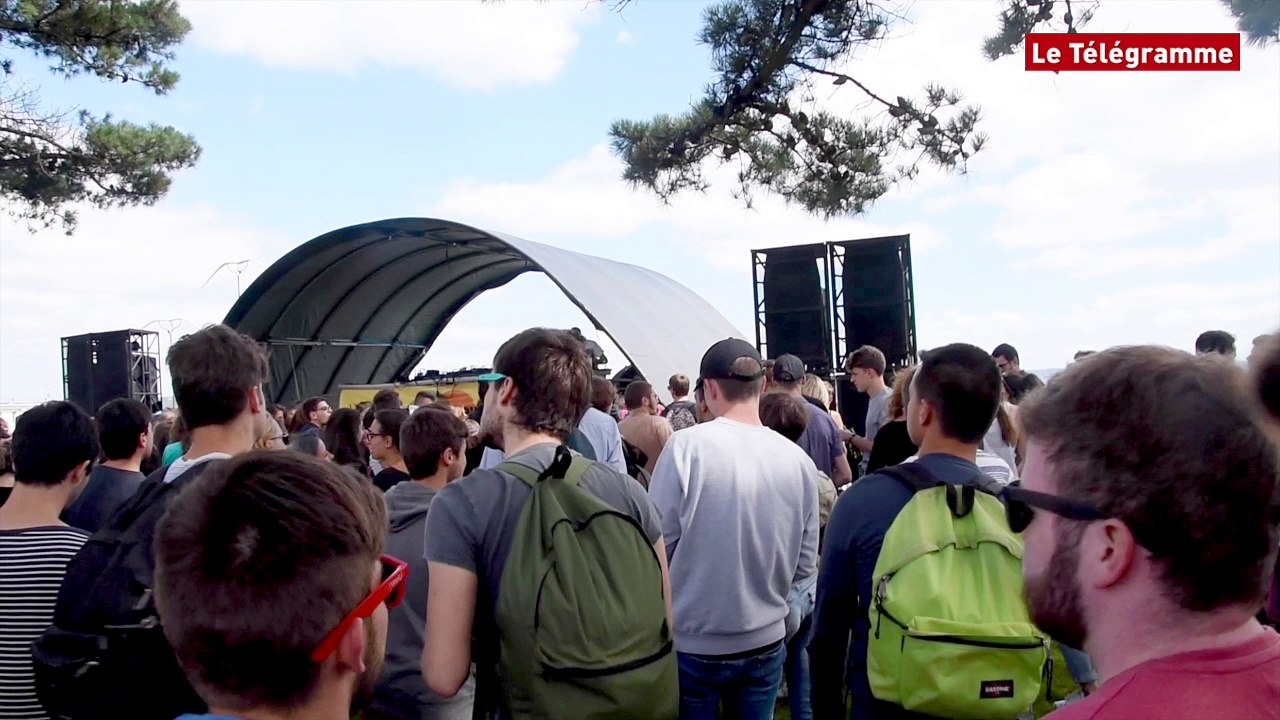 Brest. Astropolis déroule sous le soleil