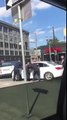 Une femme folle a presque roulé sur un flic en essayant d'échapper à l'arrestation de la police