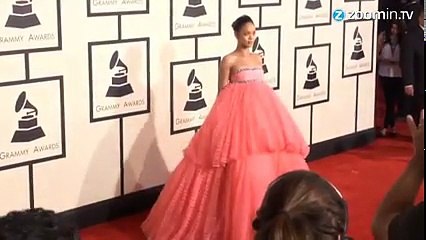 Vídeo mostra Rihanna supostamente cheirando cocaína