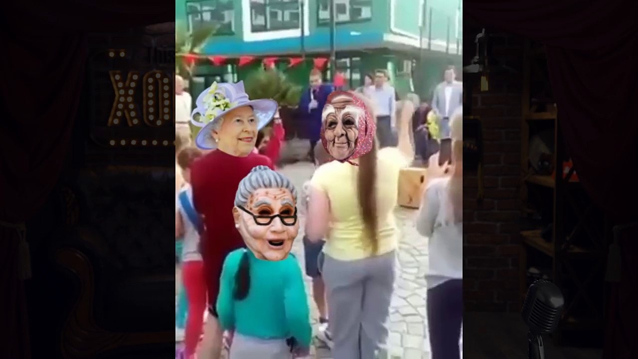 Мэр Сочи бросает подарки для детей на землю