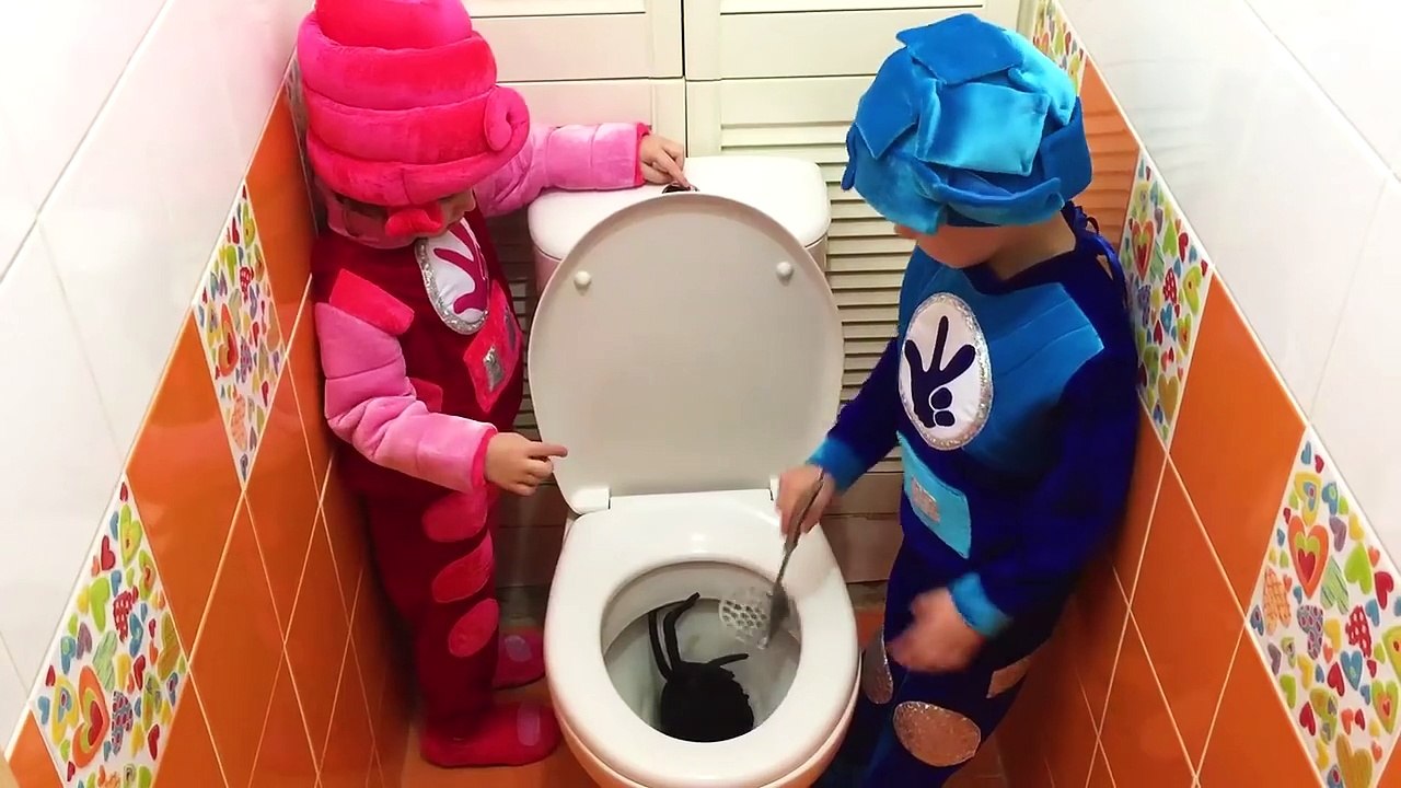 GIANT SPIDER ATTACKS sleeping Kids Bad Baby MESSY TOILET Pretend Play Toys too see