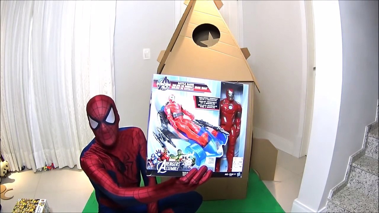 Ne dans aucun fusée en carton Spiderman