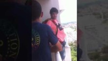 Il saute en parachute depuis son balcon