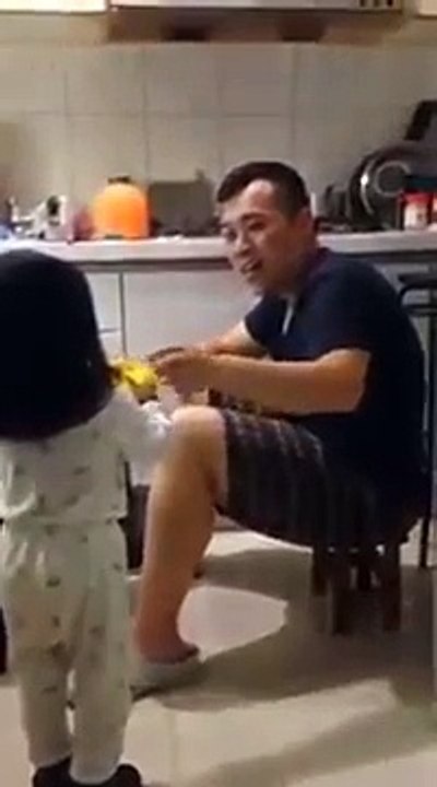 Con gái múc nước mời bố uống. Ngoan quá cơ. Cơ mà....