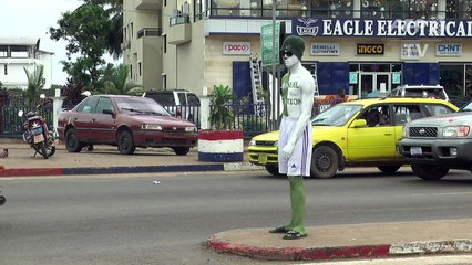 Au Liberia, le "salaire de la peau" des mannequins publicitaires