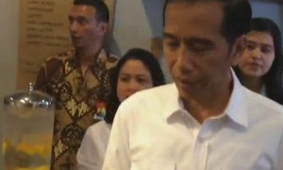 Presiden Jokowi Kejutkan Warga Singah di Kedai Kopi