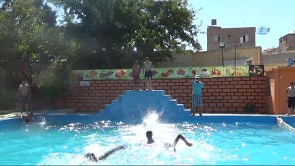 Afrika Sıcaklarından Etkilenen Türk ve Suriyeli Gençler Havuza Koştu