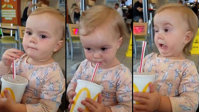 Une enfant goûte du Coca-Cola pour la première fois