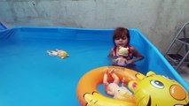 Baby Alive Bia Bagunça se afoga na piscina. Novelinha em Portugues | DisneySurpresa