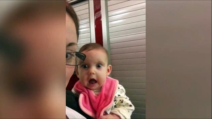 Regardez la tête de bébé quand il découvre ce camion de pompier