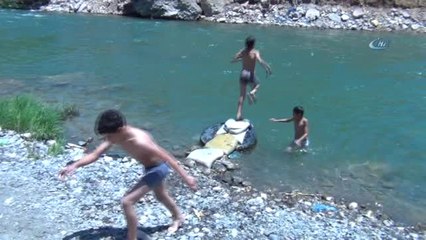 Sıcaktan Etkilenen Hayvanları Yünlerini Kırkarak, Çaya Sokuyorlar