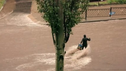 Sel Suları Böyle Sürükledi