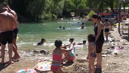 Tunceli Munzur'da Çatışmaların Gölgesinde Plaj Keyfi