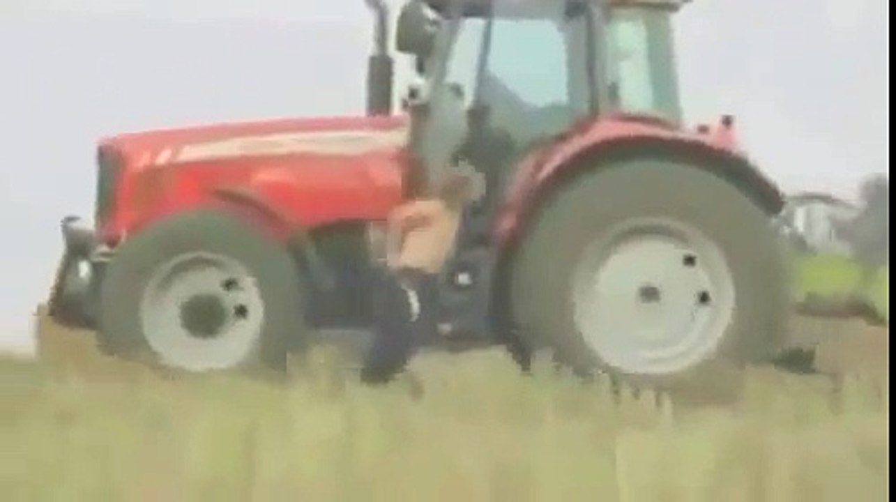 Si toglie i vestiti e si infila nella macchina per le balle di fieno. Ecco come ne esce!