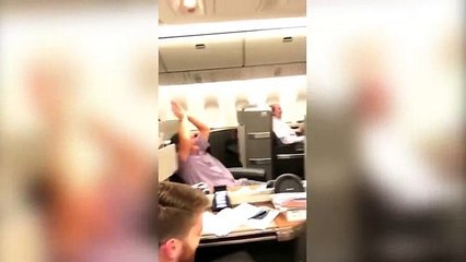 Azafata de vuelo baila el Waka Waka a Shakira en pleno vuelo