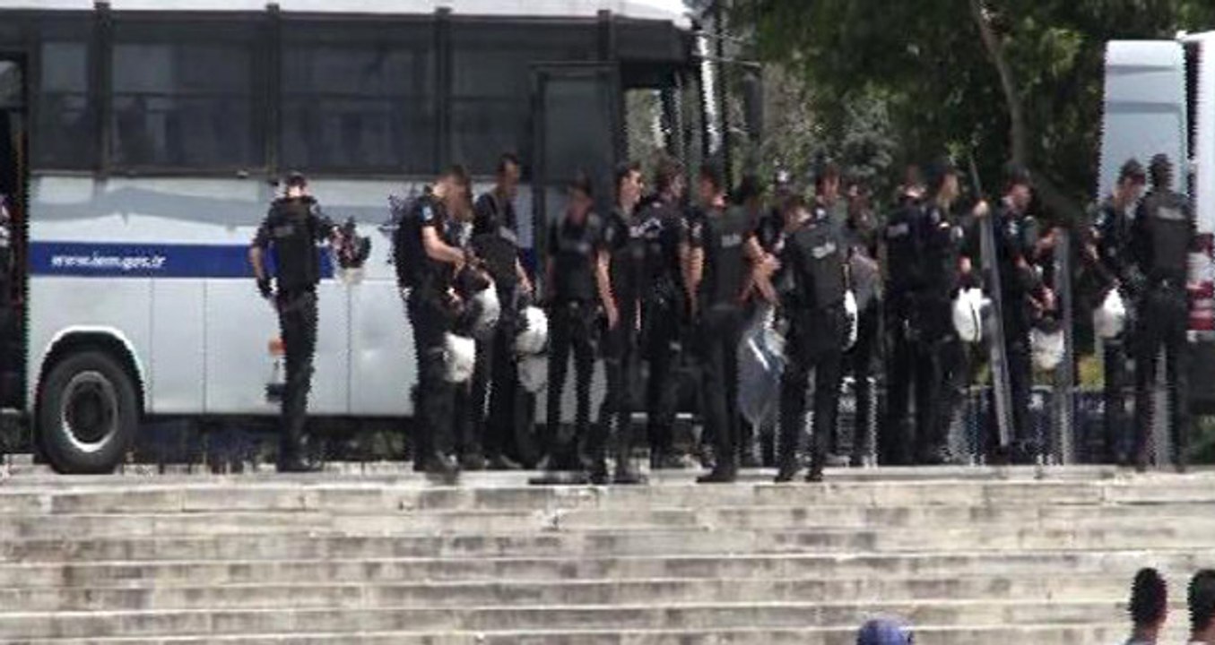 Taksim'de LGBTİ Yürüyüşü Önlemi! Gezi Parkı Yaya Giriş-Çıkışına Kapatıldı