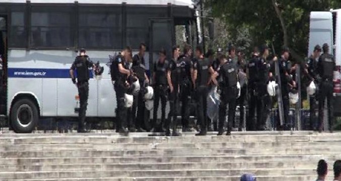 Taksim'de LGBTİ Yürüyüşü Önlemi! Gezi Parkı Yaya Giriş-Çıkışına Kapatıldı