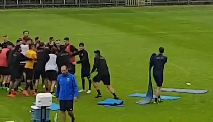 Πειράγματα και... φάπες για τον Κώστα Μανωλά και τον Πάρη Μπάμπη - ΑΕΚ - 02.07.2017