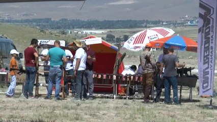 Descargar video: Kayseri Büyükşehir Belediyesi Mehter Takımı, Atıcılıktaki Hünerleriyle de Avcılardan Büyük Alkış...