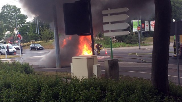 Nancy-Brabois : la voiture s'embrase au feu rouge (2)
