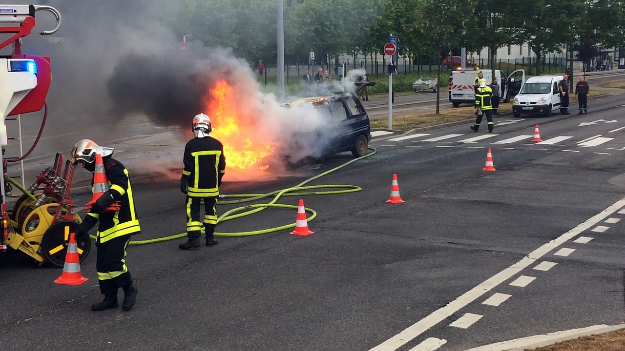 Nancy-Brabois : la voiture s'embrase au feu rouge (3)