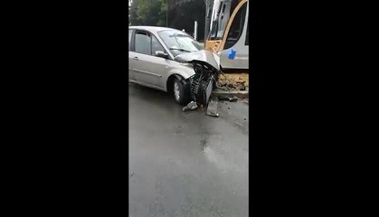 Déraillement d'un tram après une collision avec une voiture à Bruxelles.