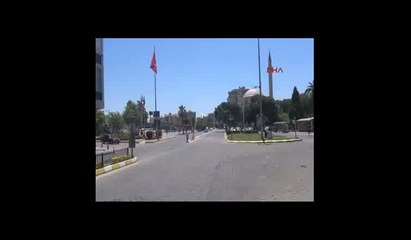 Sokak hayvanlarını buzla serinletiyor