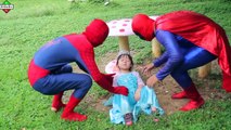 Una y una en un tiene una un en y y manzana come mal congelado divertido en en envenenado Reina hombre araña superhéroe Elsa vs elsa real l