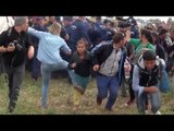 Reportera patea y tira a migrantes sirios en Hungría