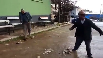 Dedelerin Komik Küfürlü Kavgası :)