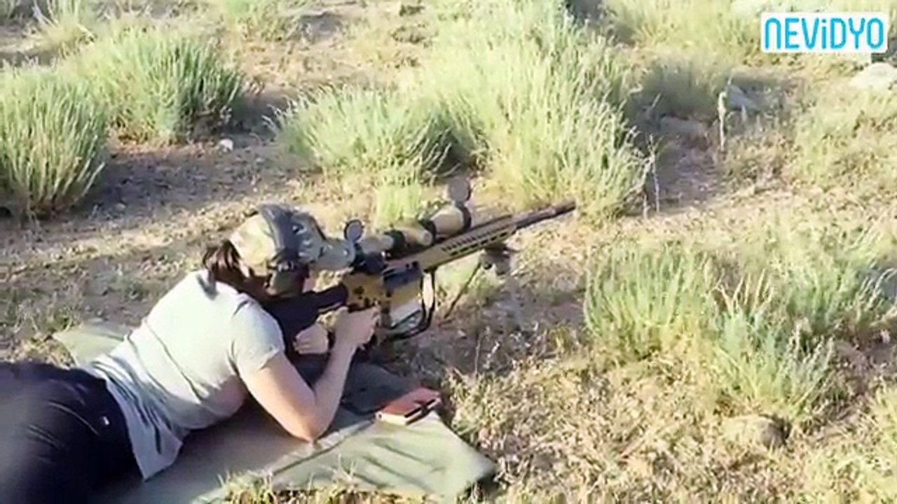 Seksi asker akılları baştan alıyor_ Lauren Young