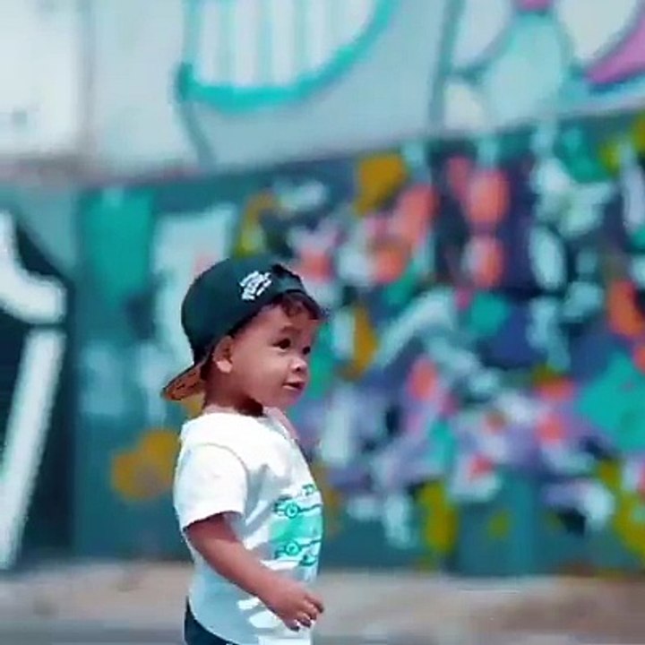 Kid Dancing & Enjoying
