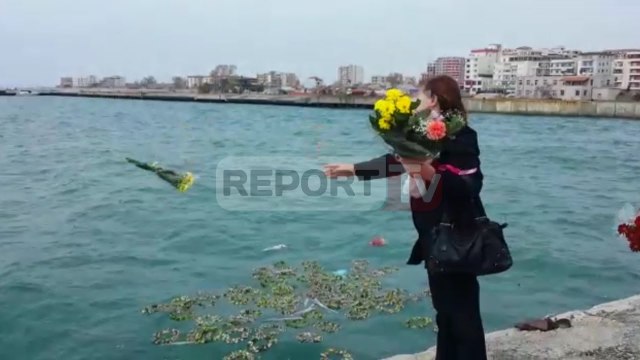 Report TV - Tragjedia e Otrantos, familjarët lot e dhimbje, lule në det për viktimat